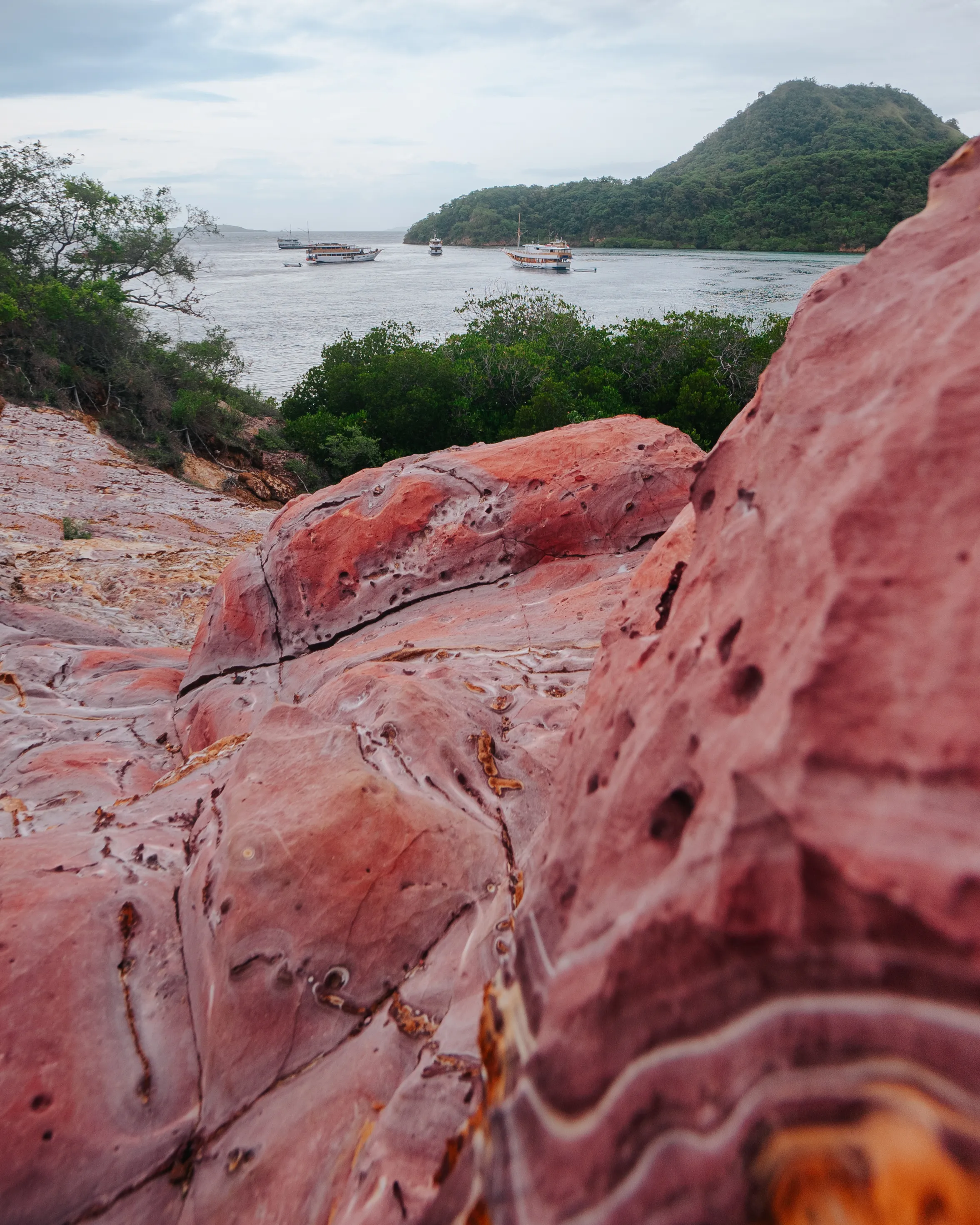 Strawberry Rocks Destination | Helicopter Tour Packages in Komodo Island | Komodo Helicopter Tour