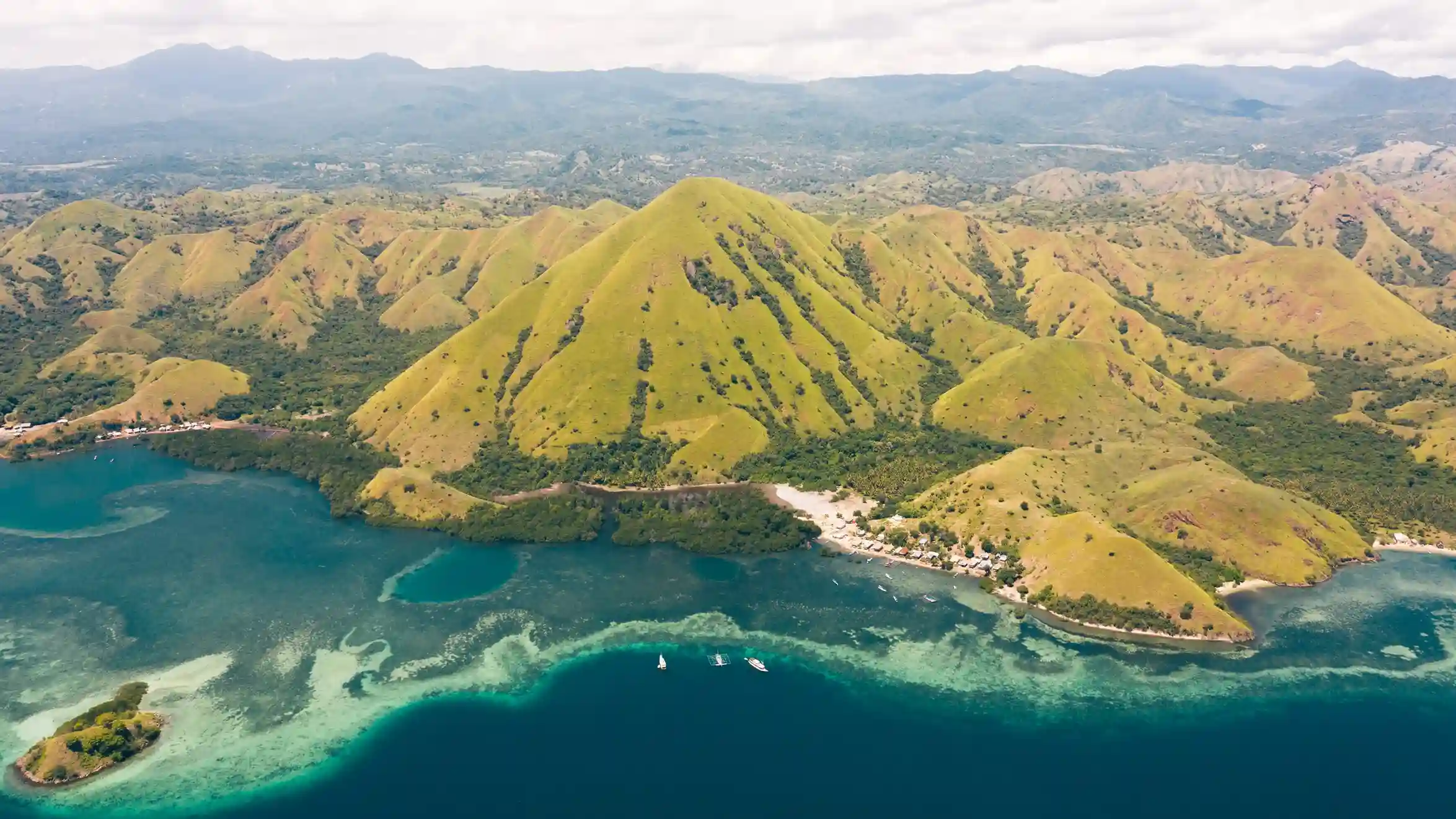 Menjaga Bay | Helicopter Tour Package Labuan Bajo | Komodo Helicopter Tour